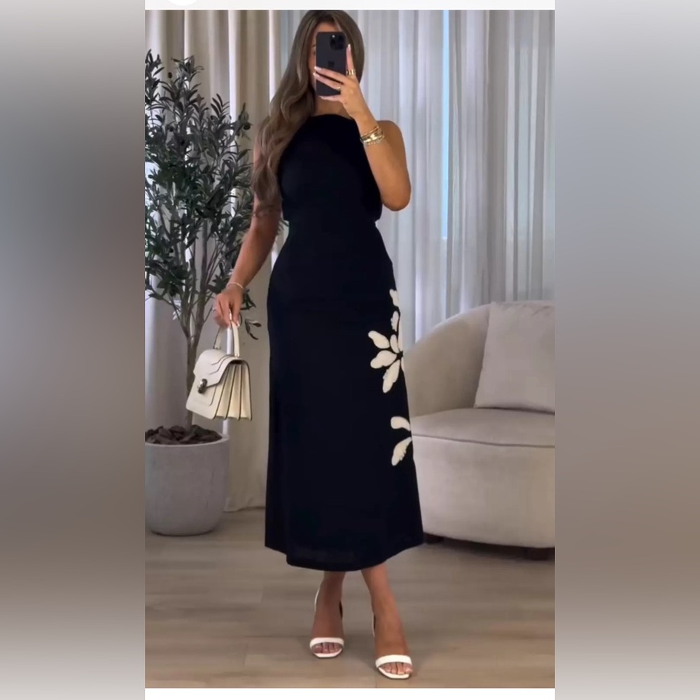 Zara FLORAL EMBROIDERED DRESS. Size M